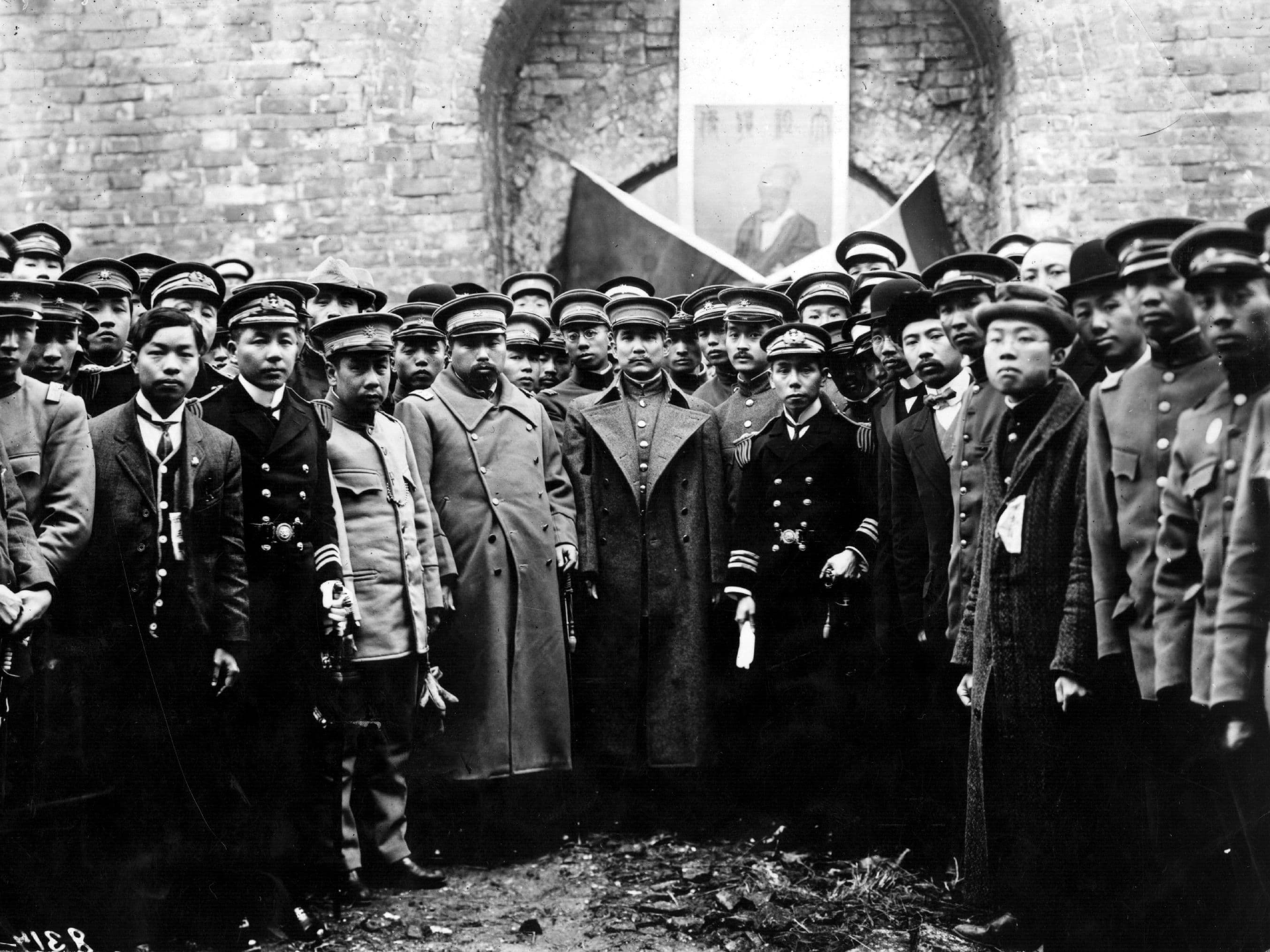 15日上午11时，中华民国临时大总统孙中山率领南京临时政府文武官员二百余人及军士数万人拜谒明孝陵，行祭告典礼以昭告光复。