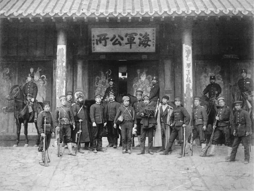 日军攻占旅顺后，在海军公所合影