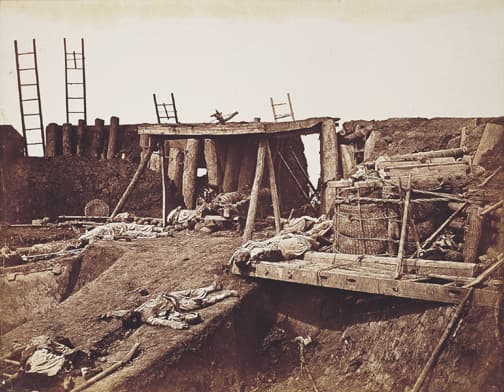 1860年8月21日，大沽炮台被联军攻陷后的战场景象，躺在地上的为阵亡的清军将士
