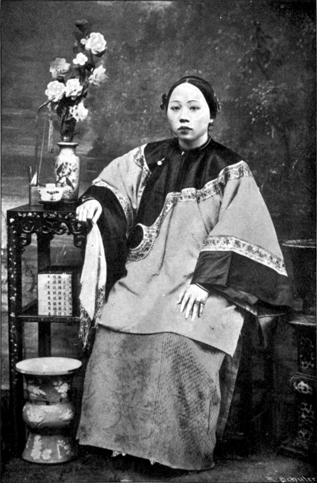 清朝汉族女子衣着融合满汉特征的服饰