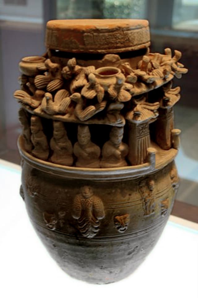 孙吴时期的由人物与鸟类等构成的绿釉陶瓷罐