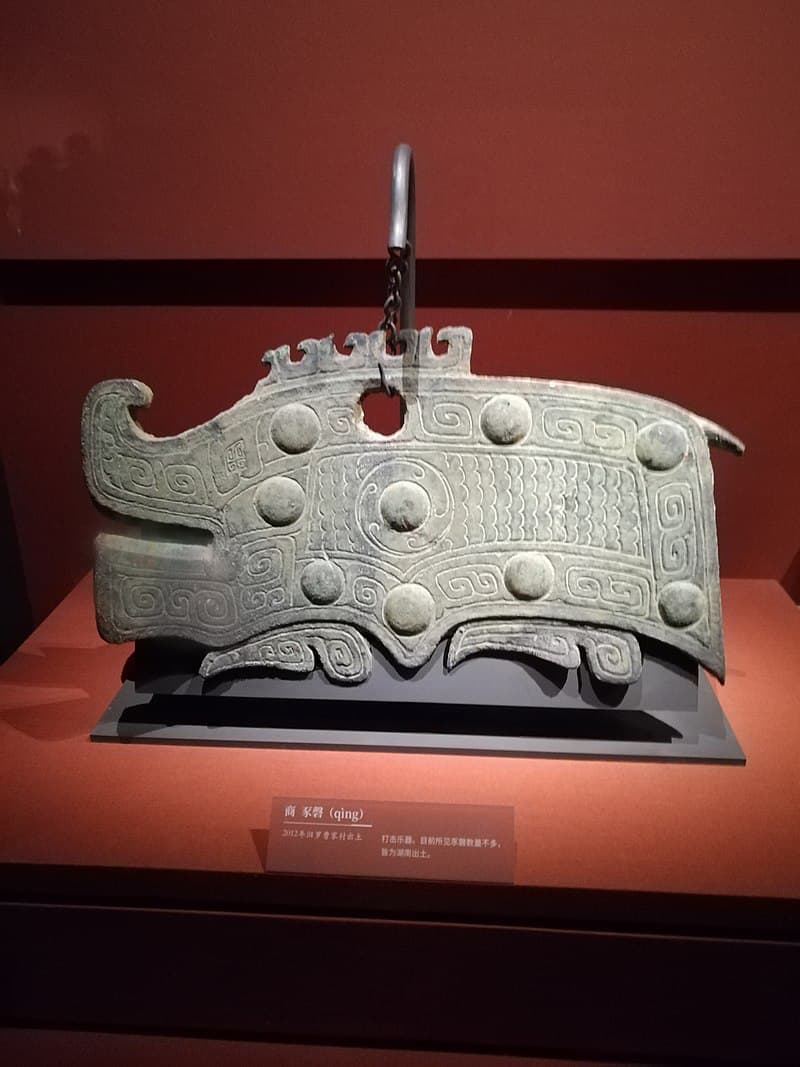 豖磬。小猪一样形状的磬。'磬'是古代中国一种打击乐器。商代（前1600-前1046）。2012年出土于湖南省汨罗市。现存于湖南省博物馆