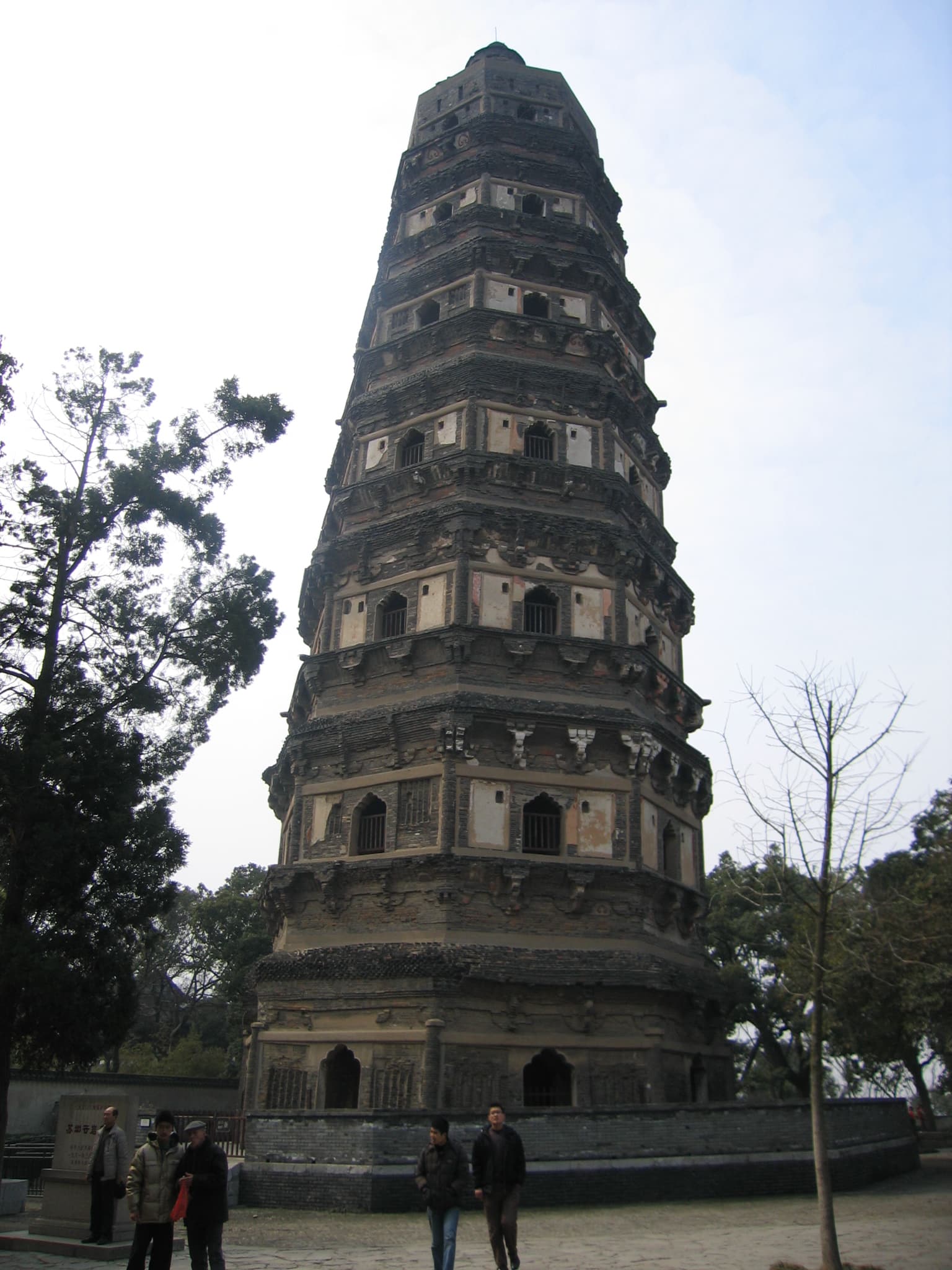 云岩寺塔，位于苏州西北部的虎丘山顶，是五代重要的建筑