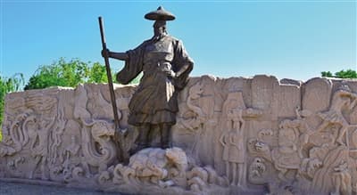 西宁北川河湿地公园的大禹治水雕像
